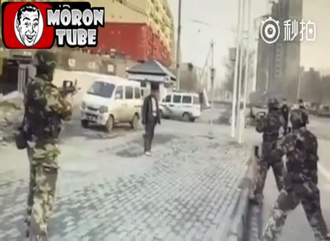 Video :In China, a lunatic with a knife and an ax is shot and killed